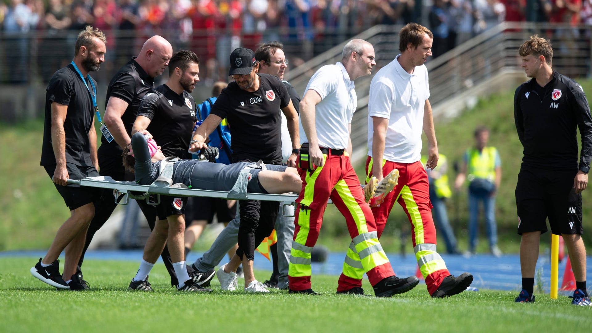 Nach dem Zusammenprall mit einem Gegenspieler muss der Torhüter von Energie Cottbus, Elias Bethke, mit einer Trage vom Spielfeld gebracht werden