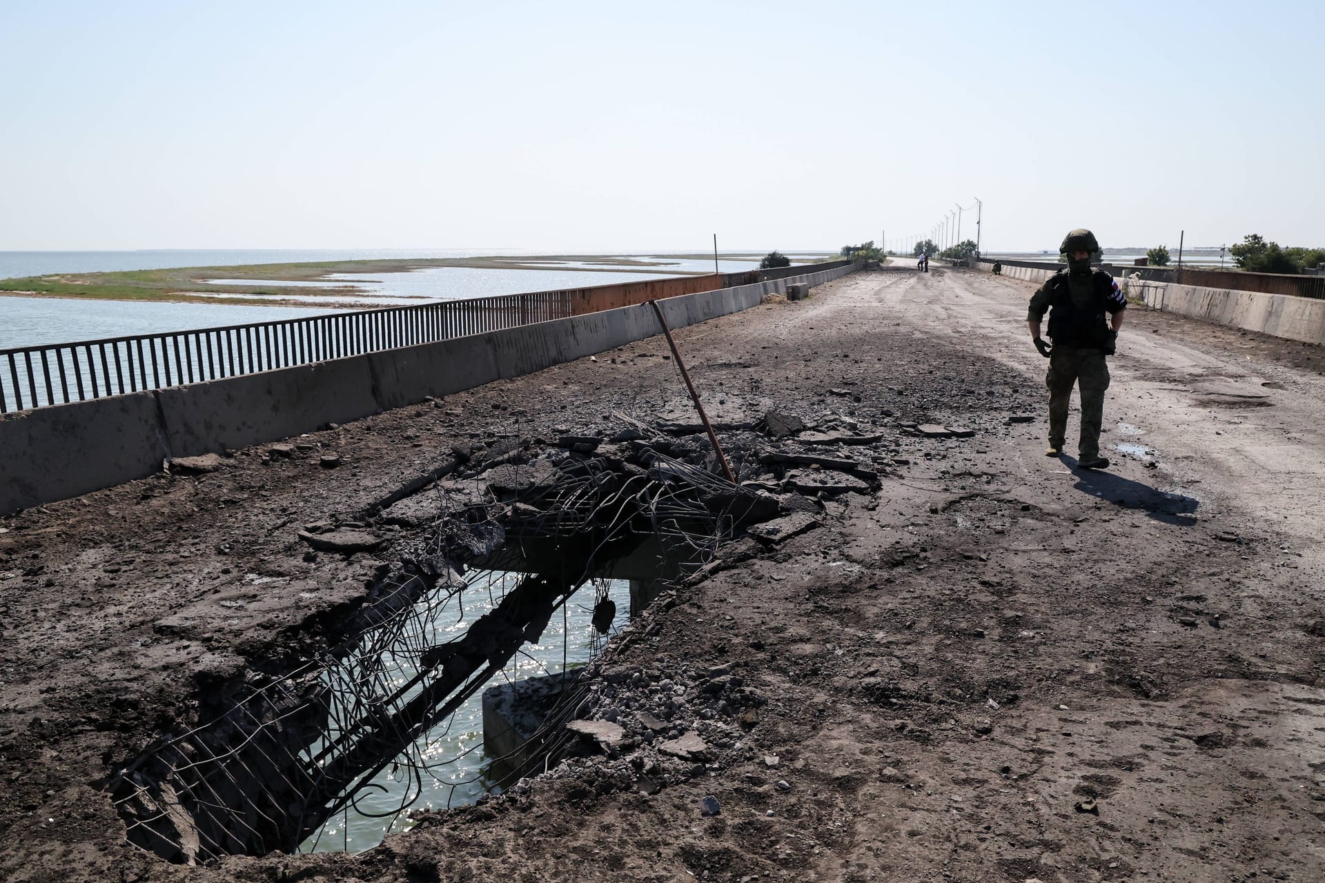 Soldaten stehen Ende Juni auf der Tschonar-Brücke. Jetzt soll die Verbindung zur Krim erneut beschädigt worden sein.