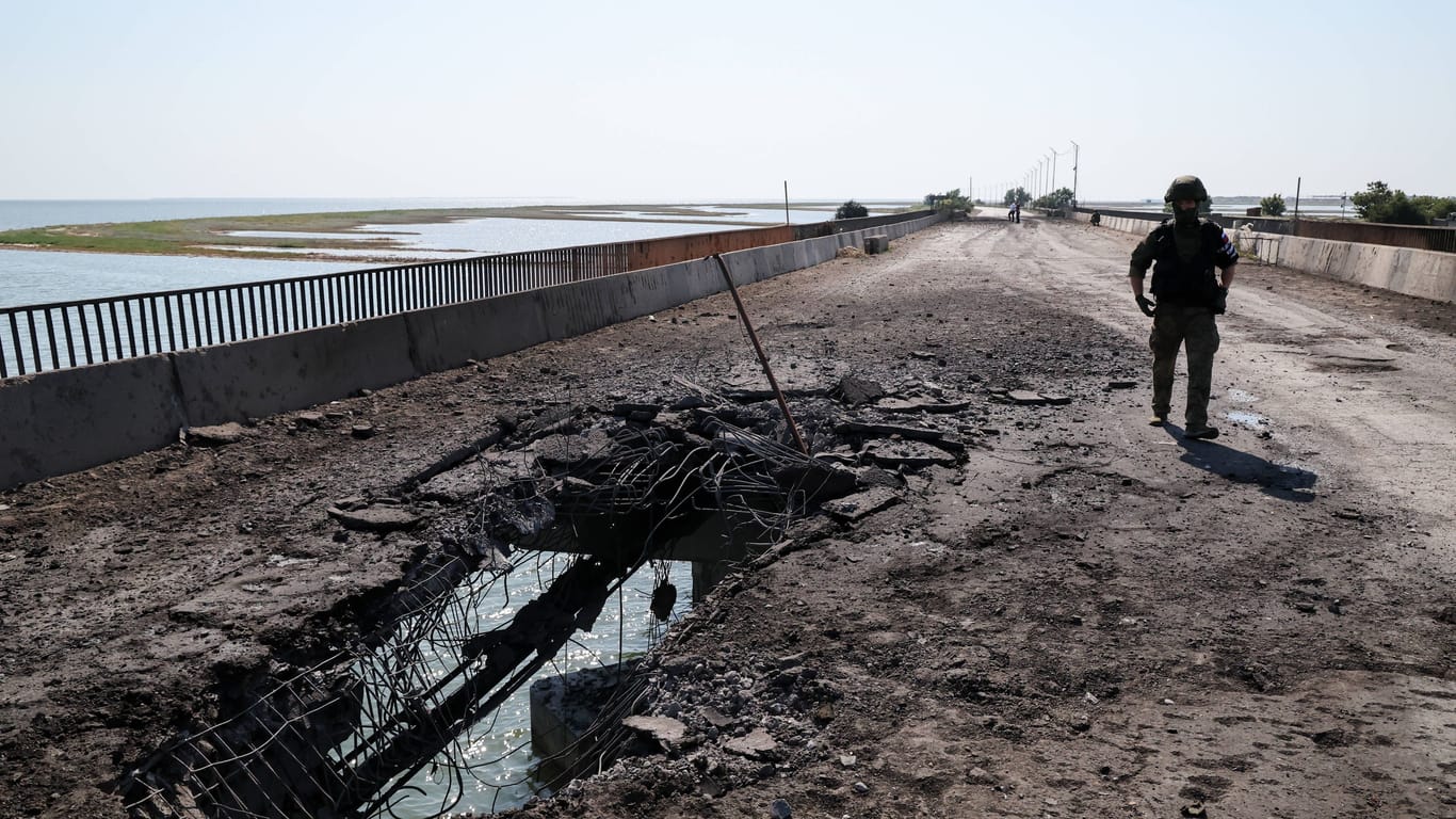 Soldaten stehen Ende Juni auf der Tschonar-Brücke. Jetzt soll die Verbindung zur Krim erneut beschädigt worden sein.