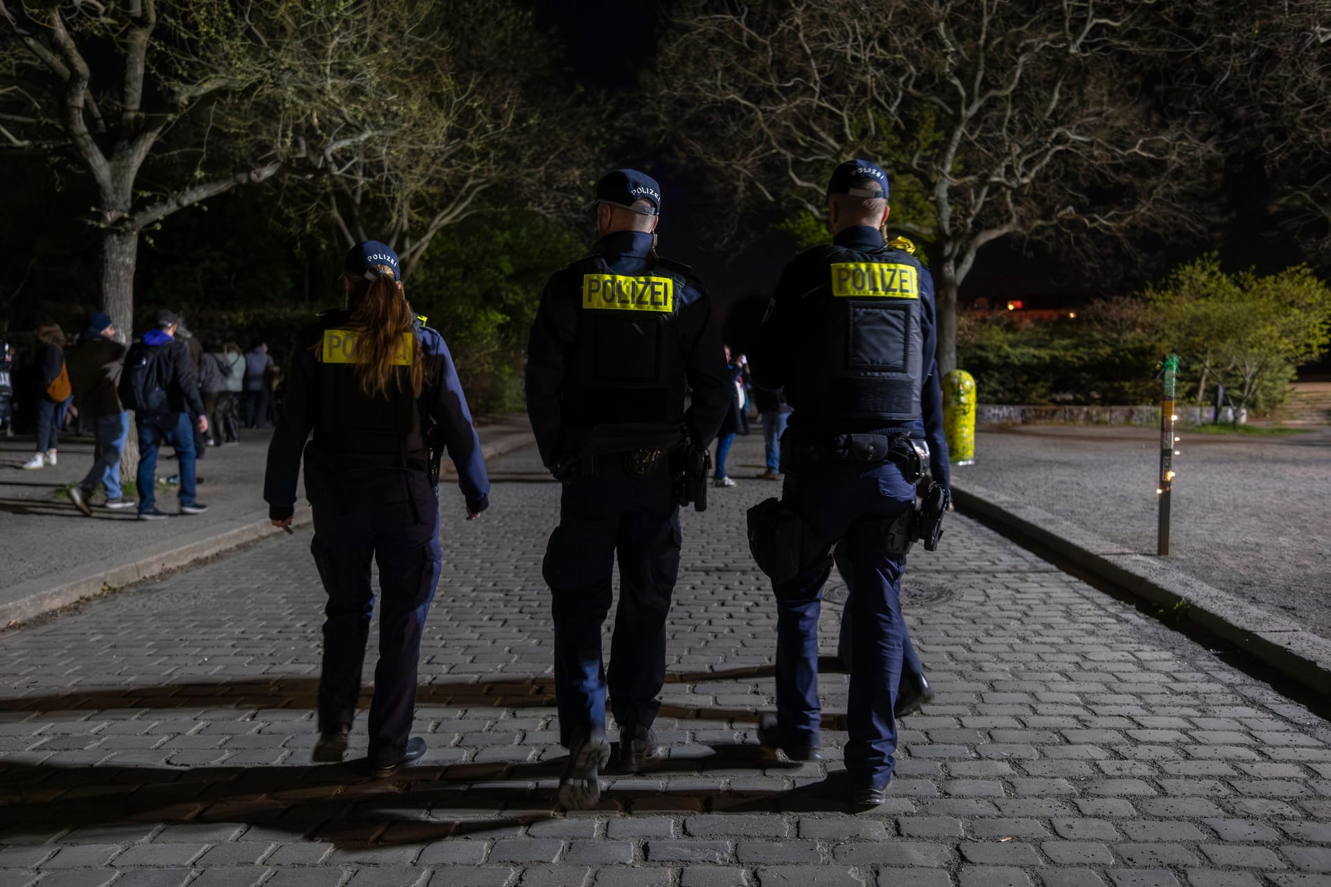 Polizeibeamte auf Streife (Symbolbild): Bei einer Explosion wurden in Berlin zwei Ordnungshüter verletzt.