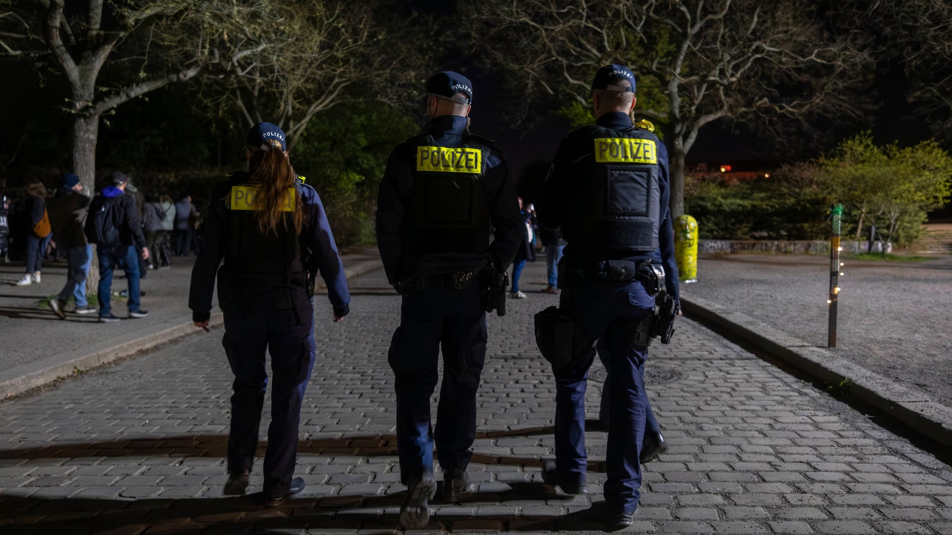 Polizeibeamte auf Streife (Symbolbild): Bei einer Explosion wurden in Berlin zwei Ordnungshüter verletzt.