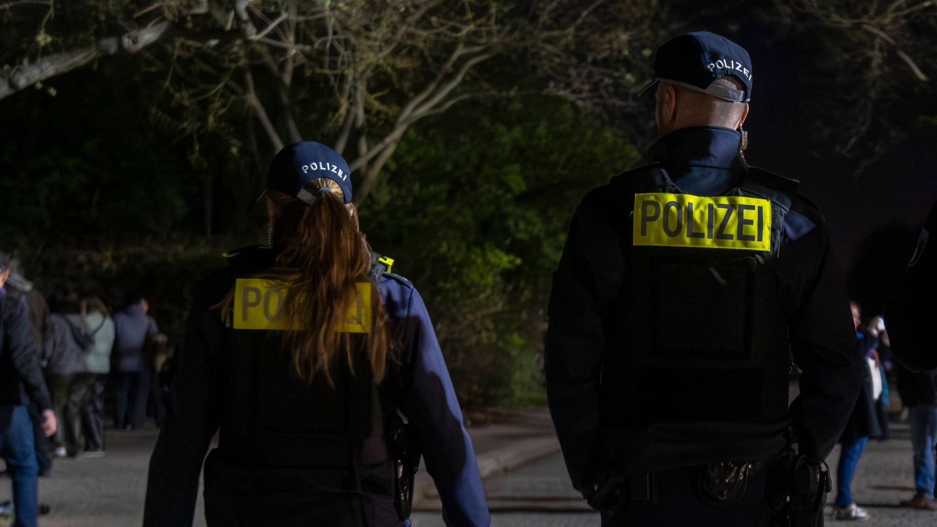 Polizeibeamte auf Streife (Symbolbild): Bei einer Explosion wurden in Berlin zwei Ordnungshüter verletzt.