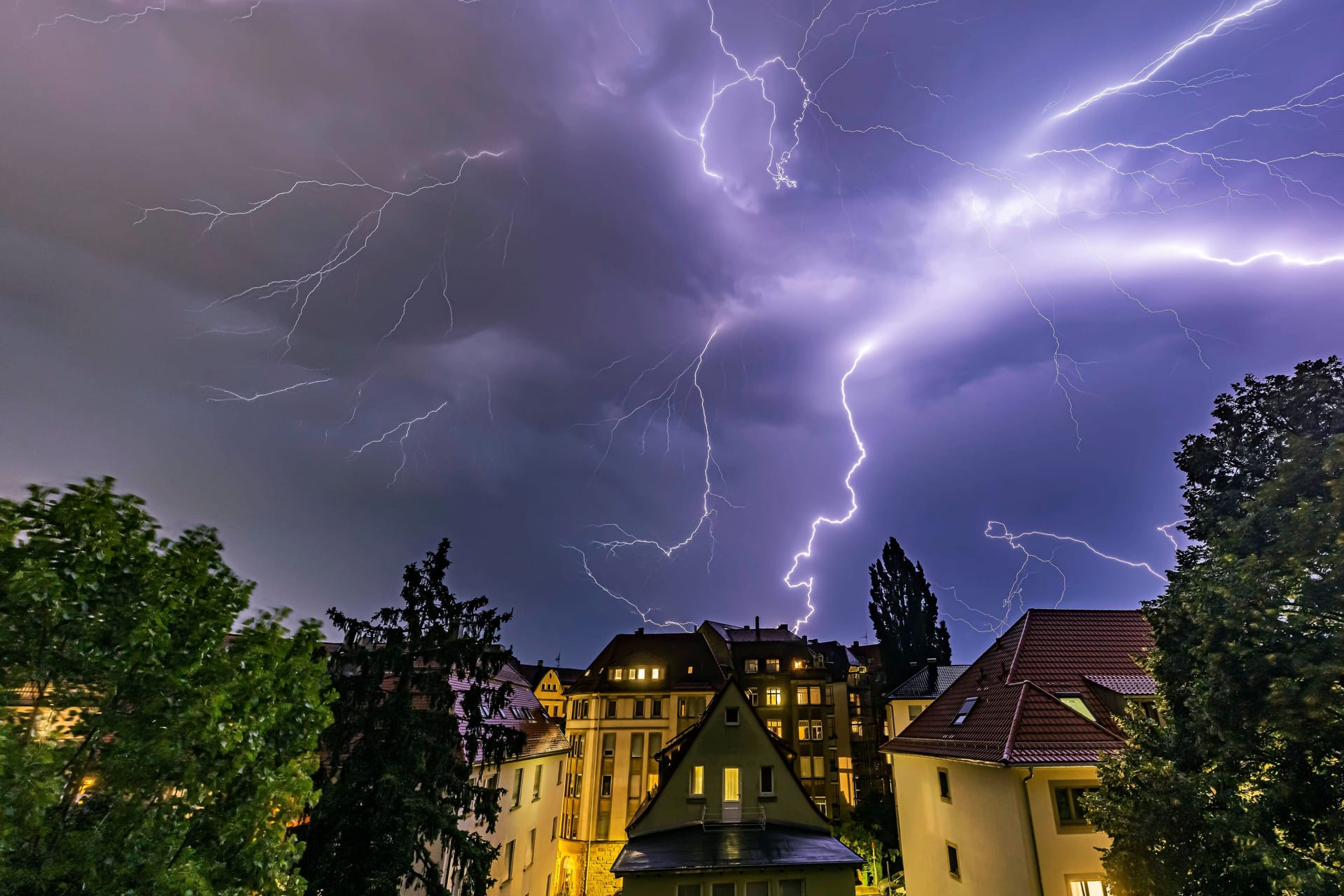 Sommergewitter über Stuttgart (Archivfoto): Im Ländle scheppert es am Dienstag kräftig.