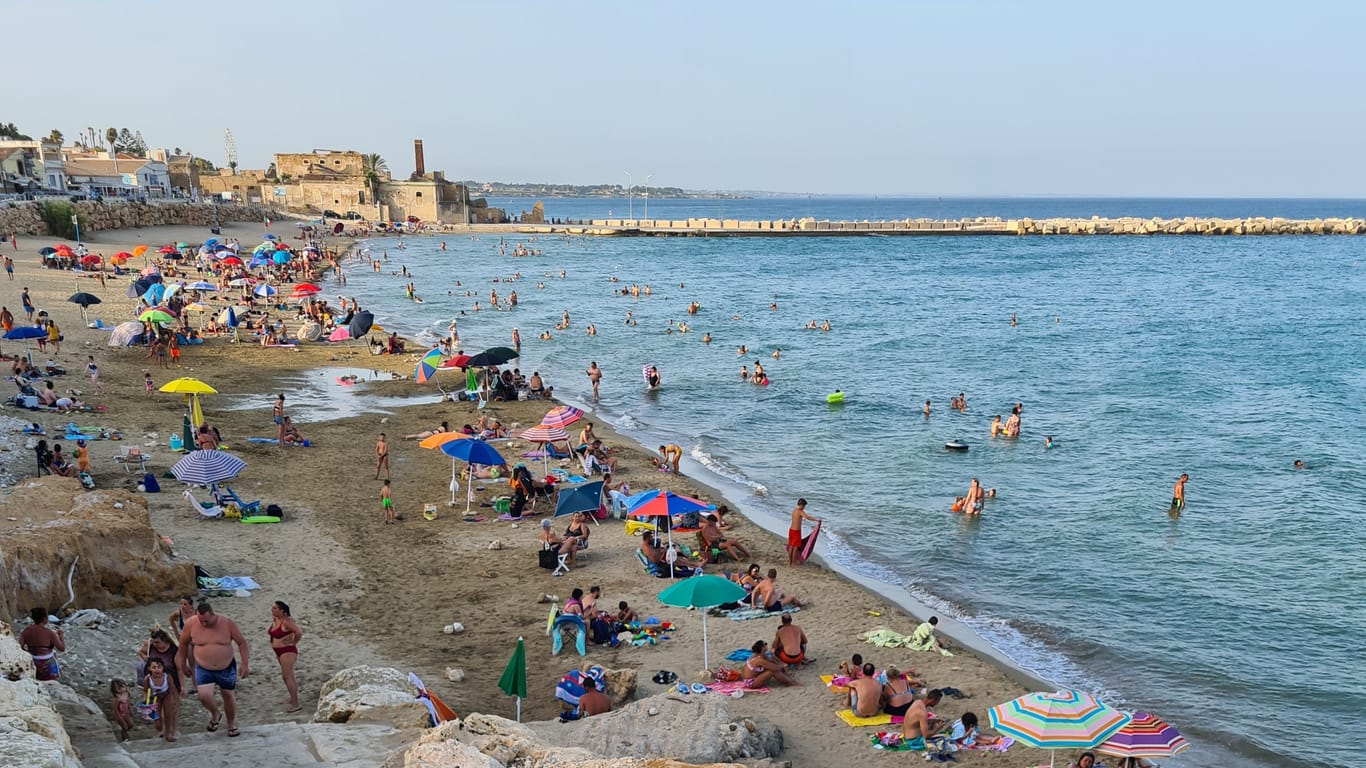 Der Strand von Avola wird abends zur Pilgerstätte für hitzegeplagte Touristen und Einheimische.