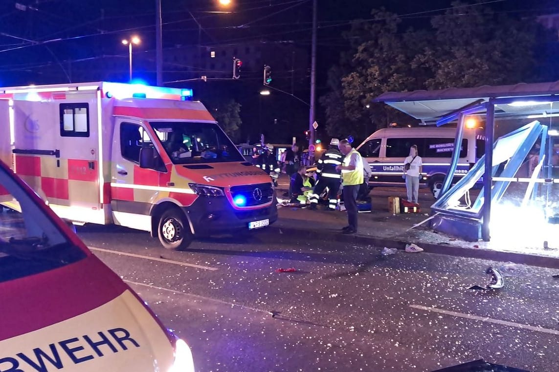 Ein Unfallwagen wurde durch den Zusammenprall gegen die Tramhaltestelle geschleudert. Hier ist ein Unbeteiligter getroffen und tödlich verletzt worden.