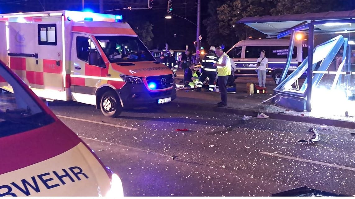 Ein Unfallwagen wurde durch den Zusammenprall gegen die Tramhaltestelle geschleudert. Hier ist ein Unbeteiligter getroffen und tödlich verletzt worden.