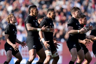 Das neuseeländische Rugby-Nationalteam, die als "All Blacks" bekannt ist, führt ihren weltberühmten Haka-Tanz vor ihren Spielen auf.