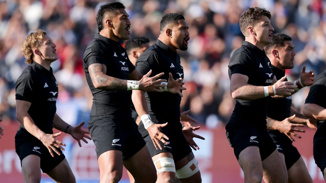 Das neuseeländische Rugby-Nationalteam, die als "All Blacks" bekannt ist, führt ihren weltberühmten Haka-Tanz vor ihren Spielen auf.