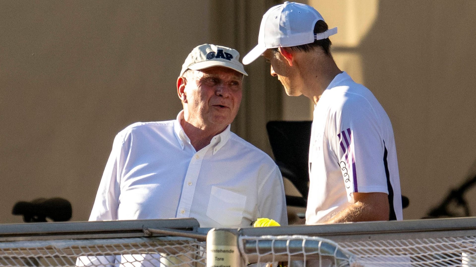 Uli Hoeneß bespricht sich mit Bayerns Trainer Thomas Tuchel am Rande des Trainingslagers in Rottach-Egern.