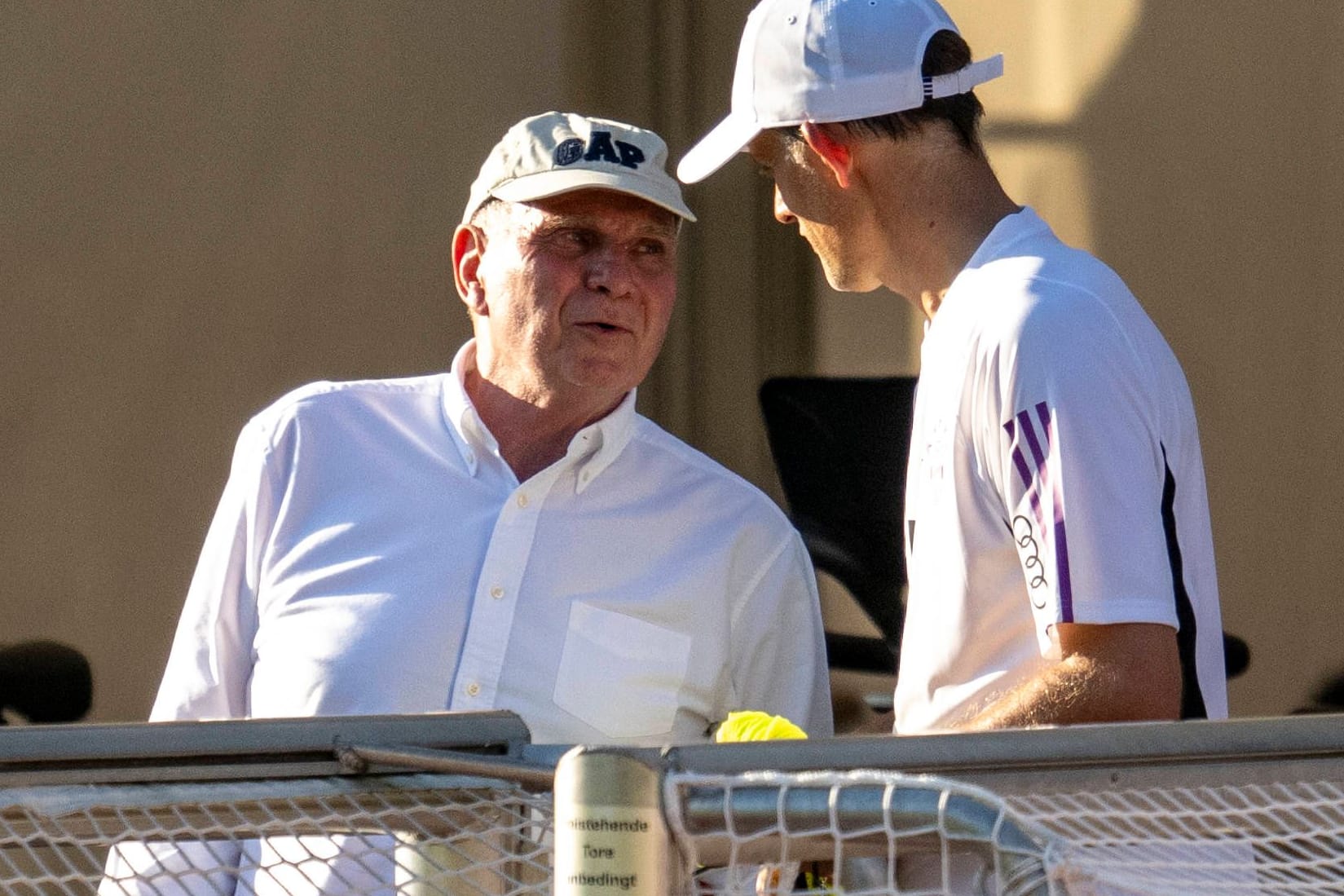 Uli Hoeneß bespricht sich mit Bayerns Trainer Thomas Tuchel am Rande des Trainingslagers in Rottach-Egern.