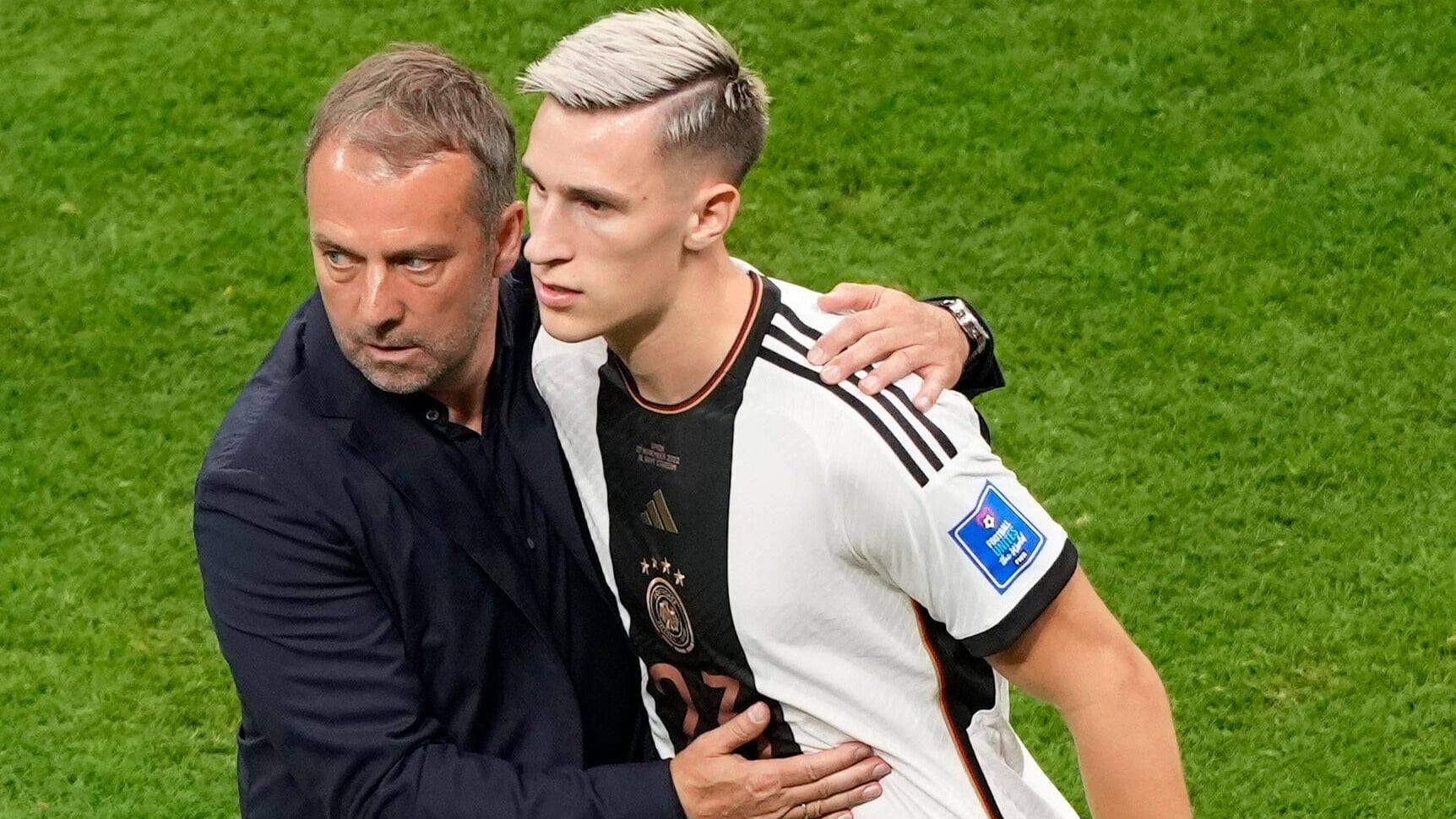 Hansi Flick und Nico Schlotterbeck (r.): Im Herbst erscheint die DFB-Doku "All or Nothing". Hansi Flick und Nico Schlotterbeck (r.): Im Herbst erscheint die DFB-Doku "All or Nothing".