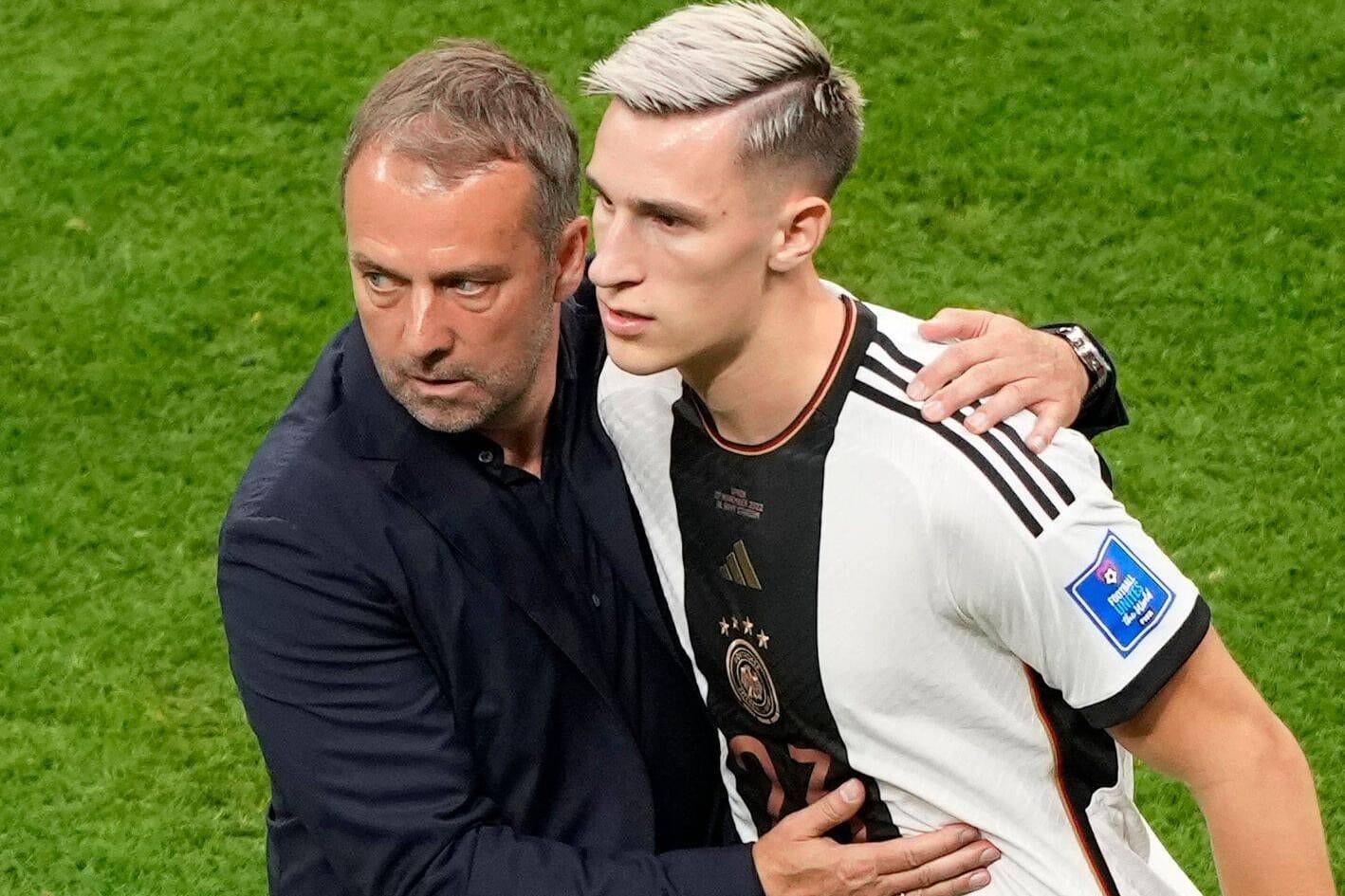 Hansi Flick und Nico Schlotterbeck (r.): Im Herbst erscheint die DFB-Doku "All or Nothing".