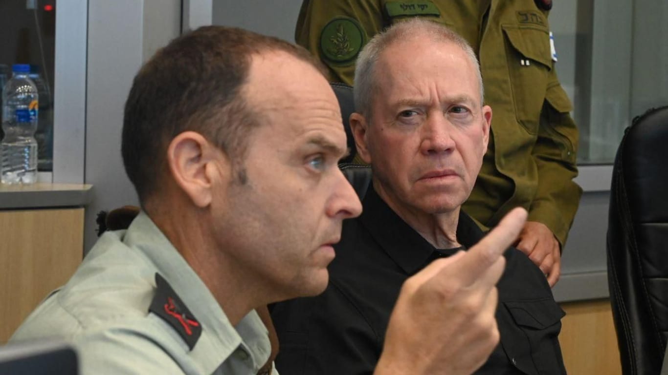 Der israelische Verteidigungsminister Yoav Gallant (rechts) sitzt in einem Einsatzraum der Israelischen Verteidigungskräfte (Archivbild): Auch Soldaten kritisieren teils den geplanten Justizumbau.