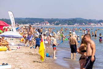 Hitze in der Lübecker Bucht (Symbolbild): Die Temperaturen erreichen am Wochenende bis zu 32 Grad.