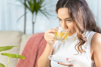 Grüner Tee wird bei Durchblutungsstörungen, da er gefäßerweiternd wirkt.
