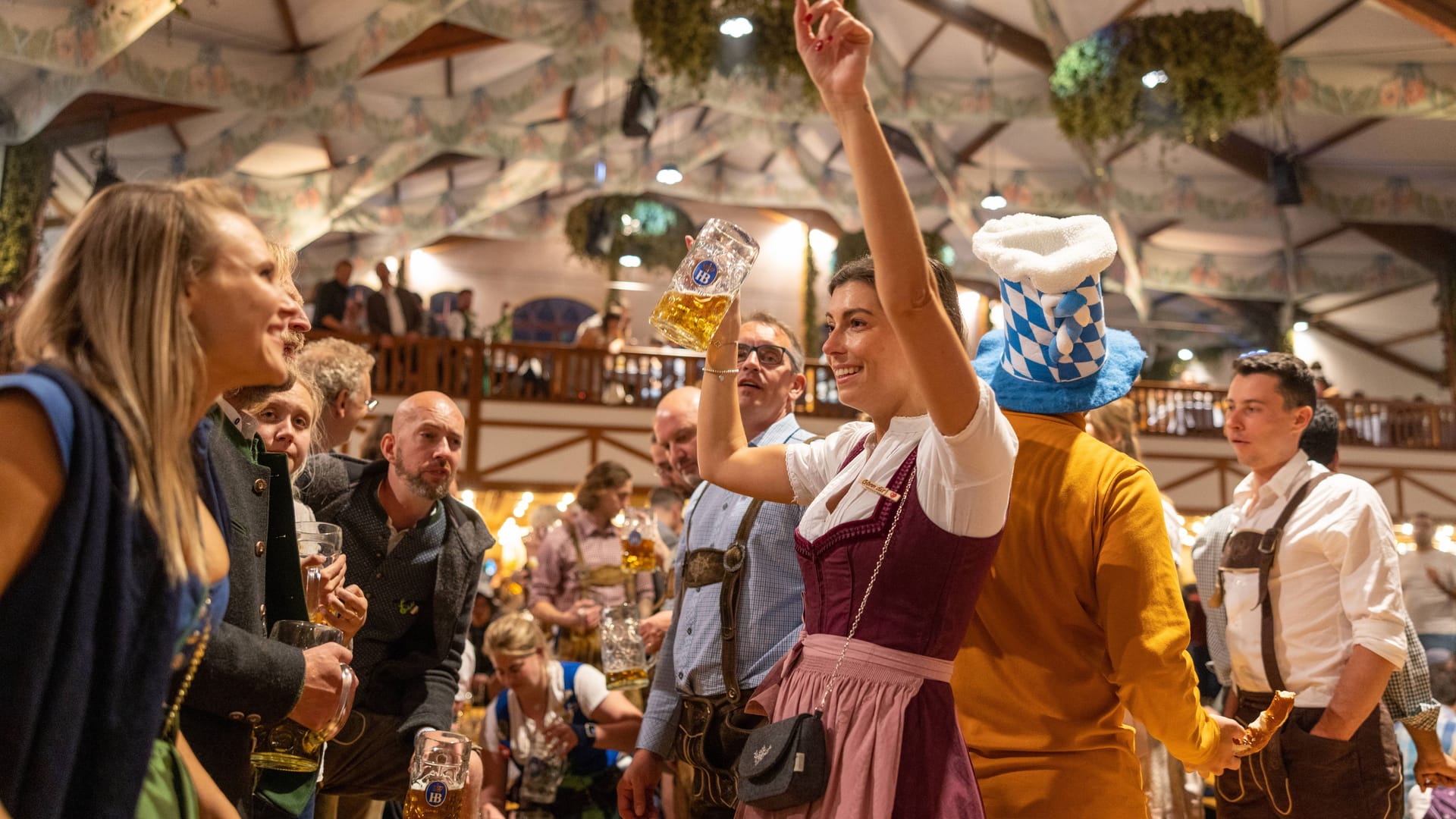 Oktoberfest 2022: Bier, Dirndl und Lederhosen gehören dazu.