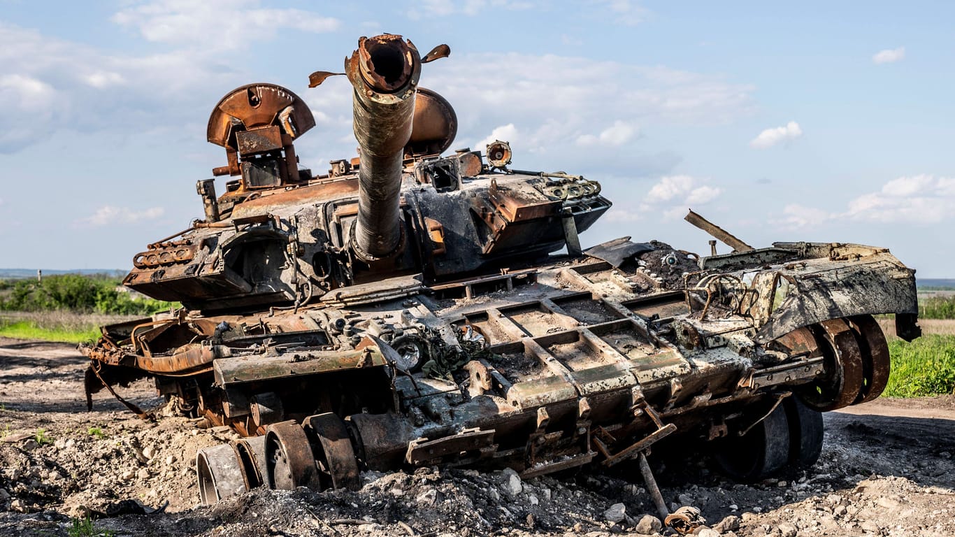 Ein zerstörter Panzer nahe Charkiw: Bislang hat die Ukraine viele Waffen im Zuge ihrer Gegenoffensive durch russischen Beschuss verloren.