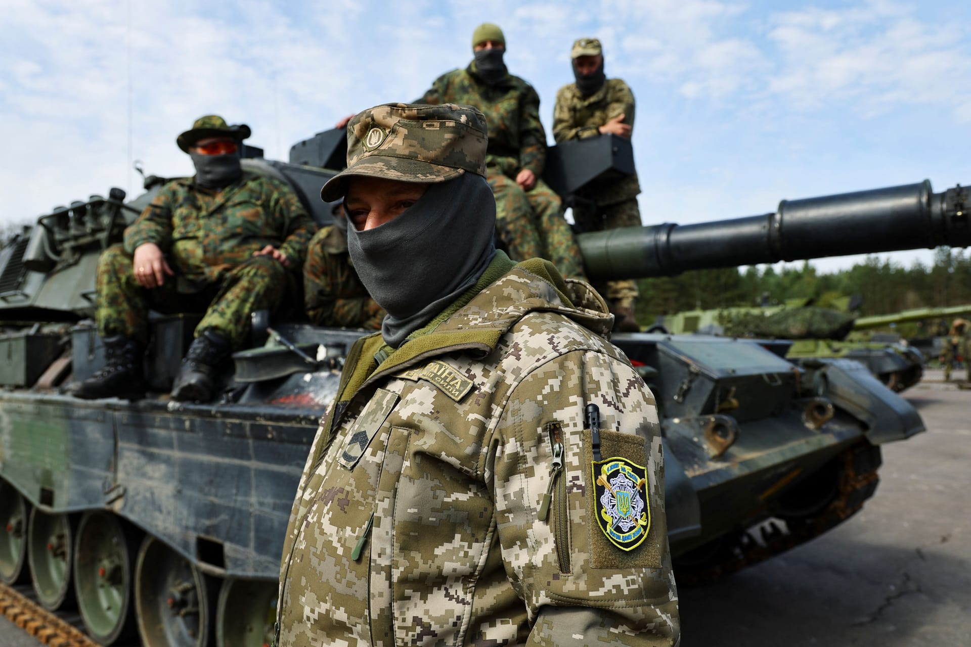 Ukrainische Soldaten beim Training mit einem Leopard 1A5-Panzer aus Bundeswehrbeständen (Archivbild).