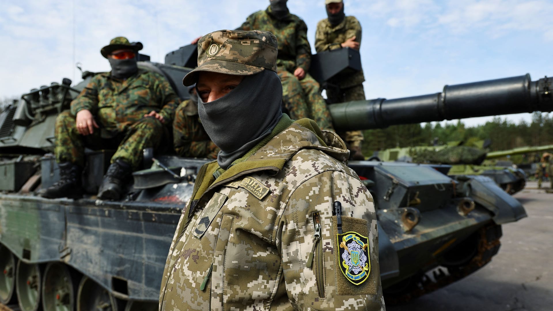 Ukrainische Soldaten beim Training mit einem Leopard 1A5-Panzer aus Bundeswehrbeständen (Archivbild).