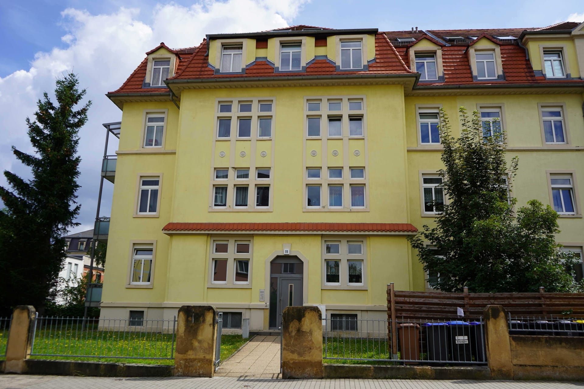 Seit Dienstagabend sichert die Polizei Spuren in einem Mehrfamilienhaus in der Rabenauer Straße: Die Wohnung ist versiegelt.