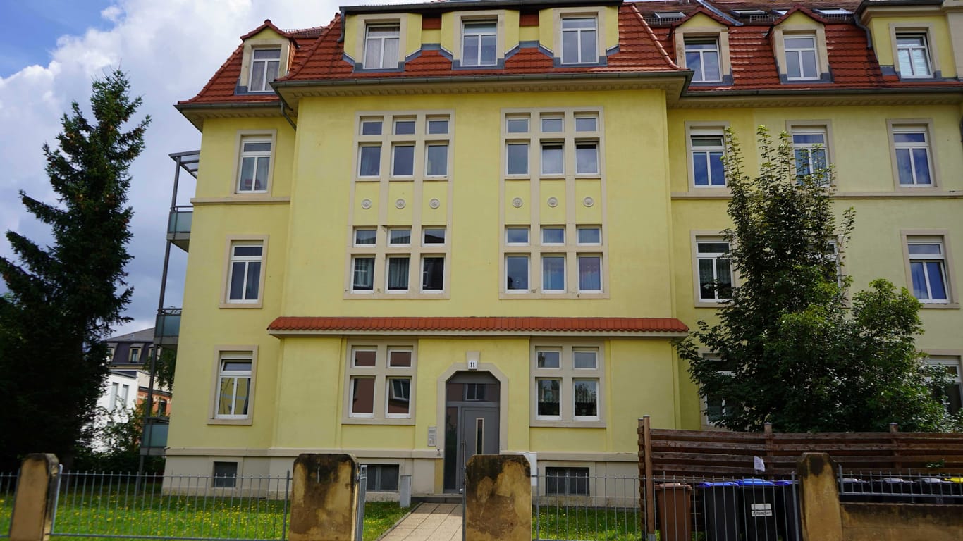 Seit Dienstagabend sichert die Polizei Spuren in einem Mehrfamilienhaus in der Rabenauer Straße: Die Wohnung ist versiegelt.