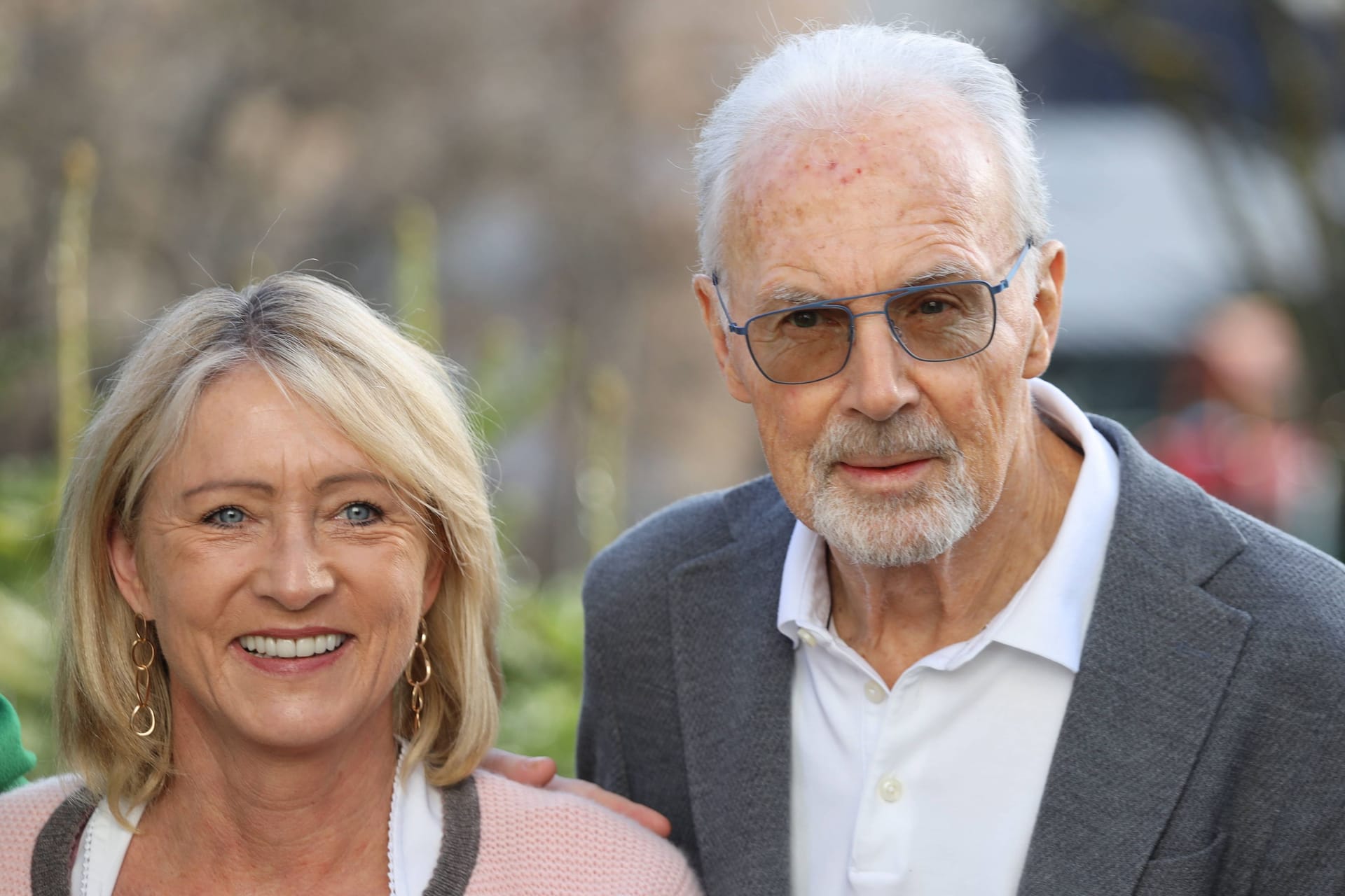 Seine Gesundheit macht ihm auch wenige Monate später zu schaffen und so verpasste Beckenbauer ein Treffen der Weltmeister von 1990. Seine Ehefrau Heidi sagte: "Franz kann aus gesundheitlichen Gründen leider nicht dabei sein. Es wäre einfach zu viel für ihn."