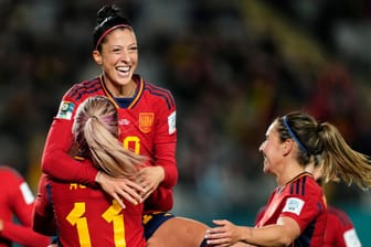 Jennifer Hermoso (in der Luft) feiert mit ihren Teamkolleginnen: Spanien zeigte eine ansprechende Leistung.