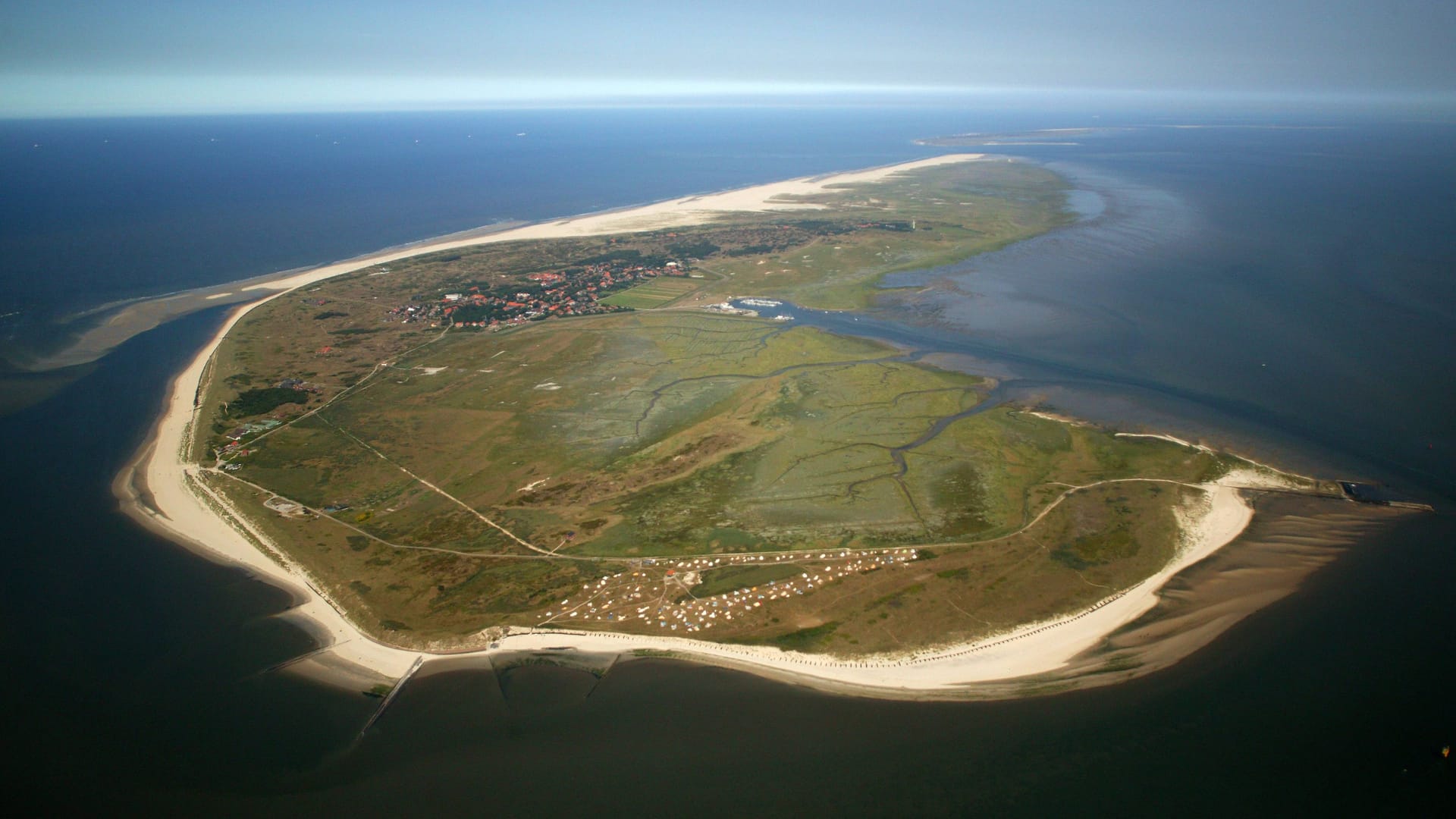 Spiekeroog aus der Luft (Archivfoto): Die Insel mit ihren 800 Einwohnern ist die einzige der ostfriesischen Inseln, die noch keinen Glasfaseranschluss hat.