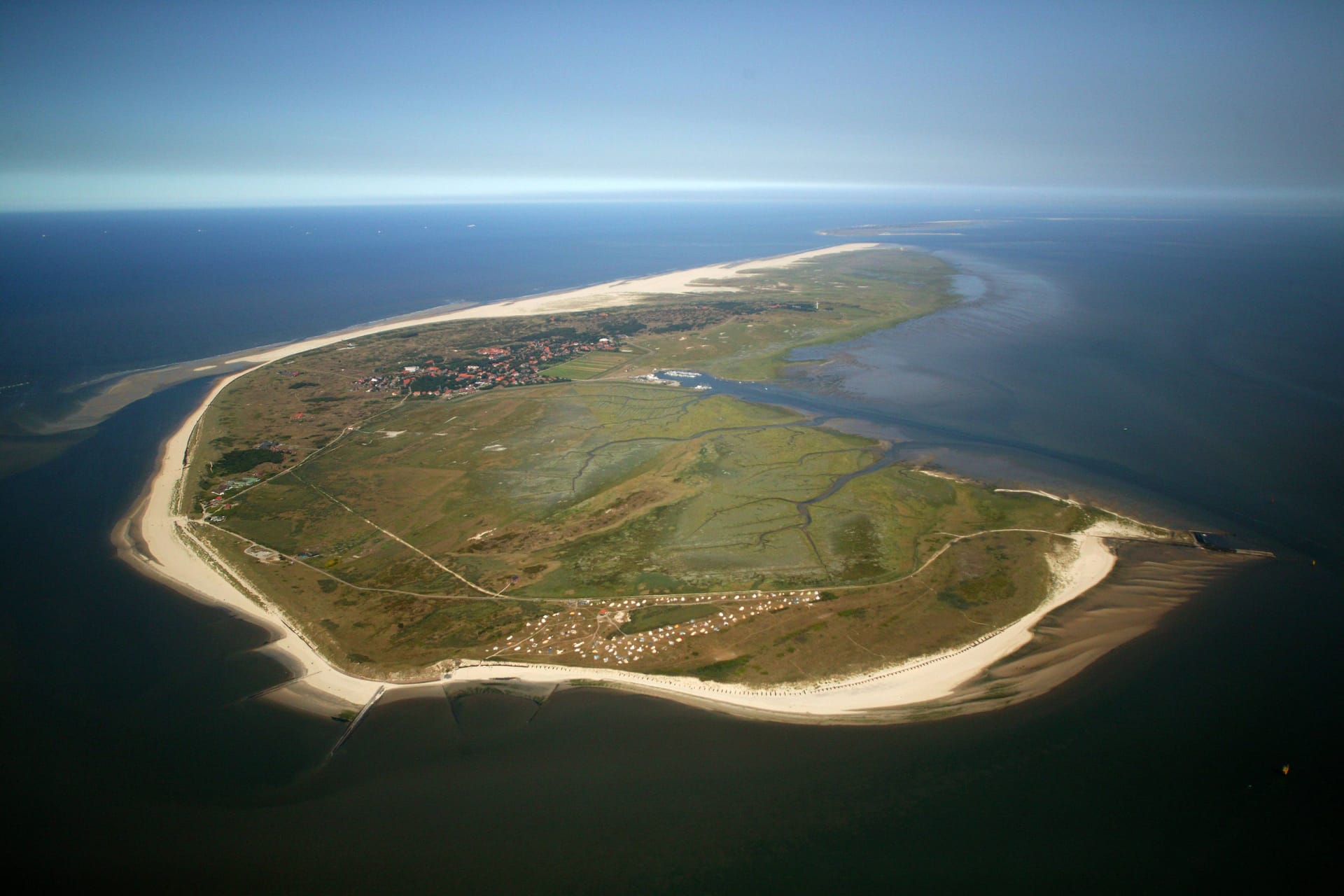 Spiekeroog aus der Luft (Archivfoto): Die Insel mit ihren 800 Einwohnern ist die einzige der ostfriesischen Inseln, die noch keinen Glasfaseranschluss hat.