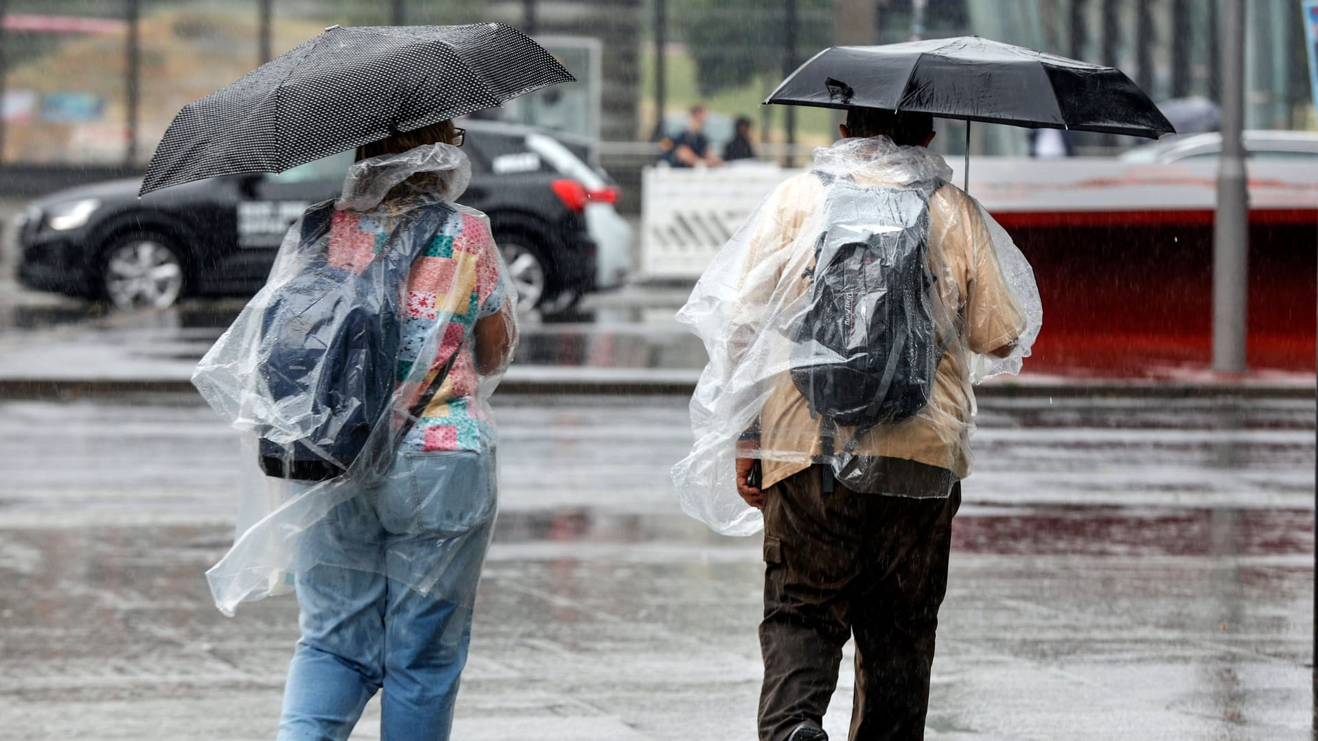 Personen mit Regenschirmen (Archivbild): In Berlin und Brandenburg wird es ungemütlich.