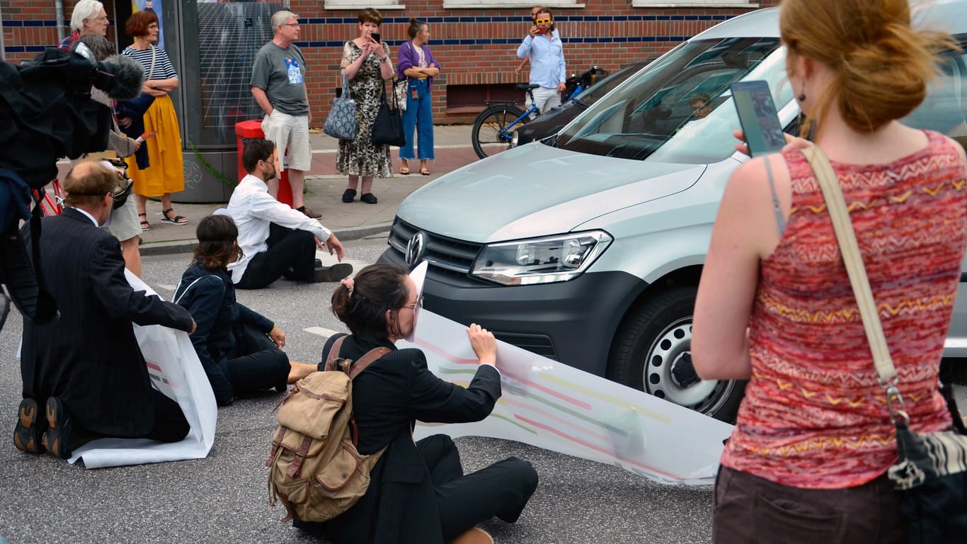 Weidenallee in Hamburg-Eimsbüttel: Aktivisten der letzten Generation blockieren die Kreuzung .