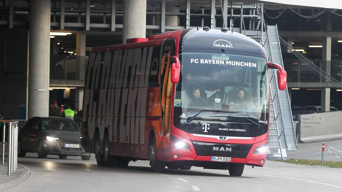 Ein Mannschaftsbus des FC Bayern (Symbolbild): Verletzt wurde bei dem Unfall in München niemand.