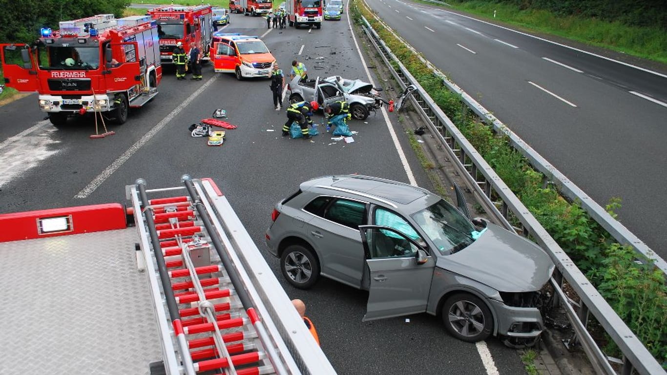 Schwerer Unfall auf der A 46: Der kollidierte VW-Golf und Audi Q5.