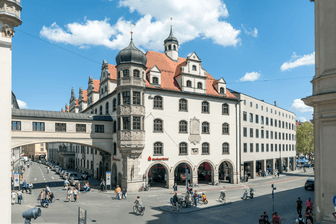 Die Hauptstelle der Stadtsparkasse München: Künftig kommen auf Kunden der Bank erhebliche Mehrkosten durch neue Kontomodelle zu.