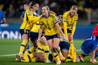 Magdalena Eriksson im Jubel über den Treffer von Amanda Ilestedt: Schweden dominierte die Partie gegen Italien.