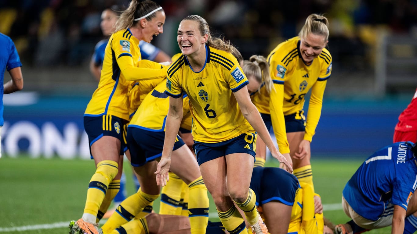 Magdalena Eriksson im Jubel über den Treffer von Amanda Ilestedt: Schweden dominierte die Partie gegen Italien.