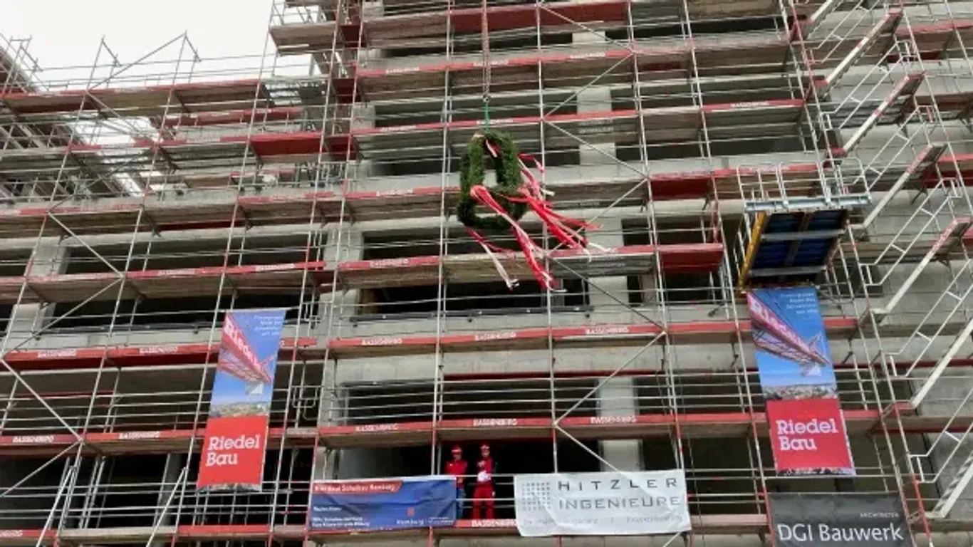 Stadtteilschule Altona: Im Oktober 2021 fand das Richtfest des Neubaus statt.