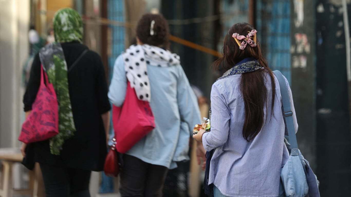 Frauen im Iran (Archivbild): Indem sie keinen Hidschab tragen, protestieren sie gegen das islamische Regime.