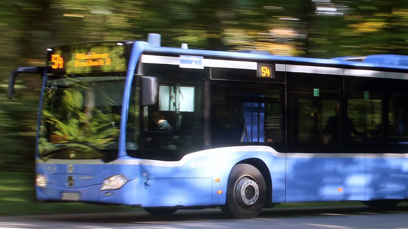 Ein Linienbus in München (Symbolbild): Der radelnde Unfallverursacher fuhr einfach davon.