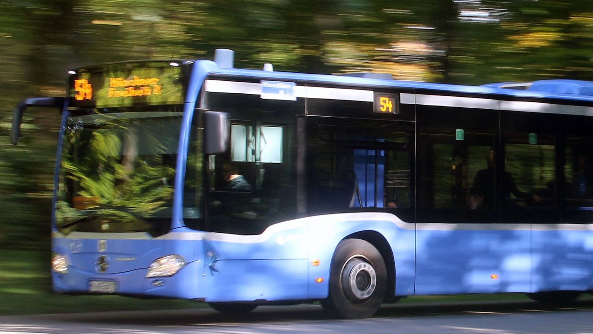 Ein Linienbus in München (Symbolbild): Der radelnde Unfallverursacher fuhr einfach davon. Ein Linienbus in München (Symbolbild): Der radelnde Unfallverursacher fuhr einfach davon.