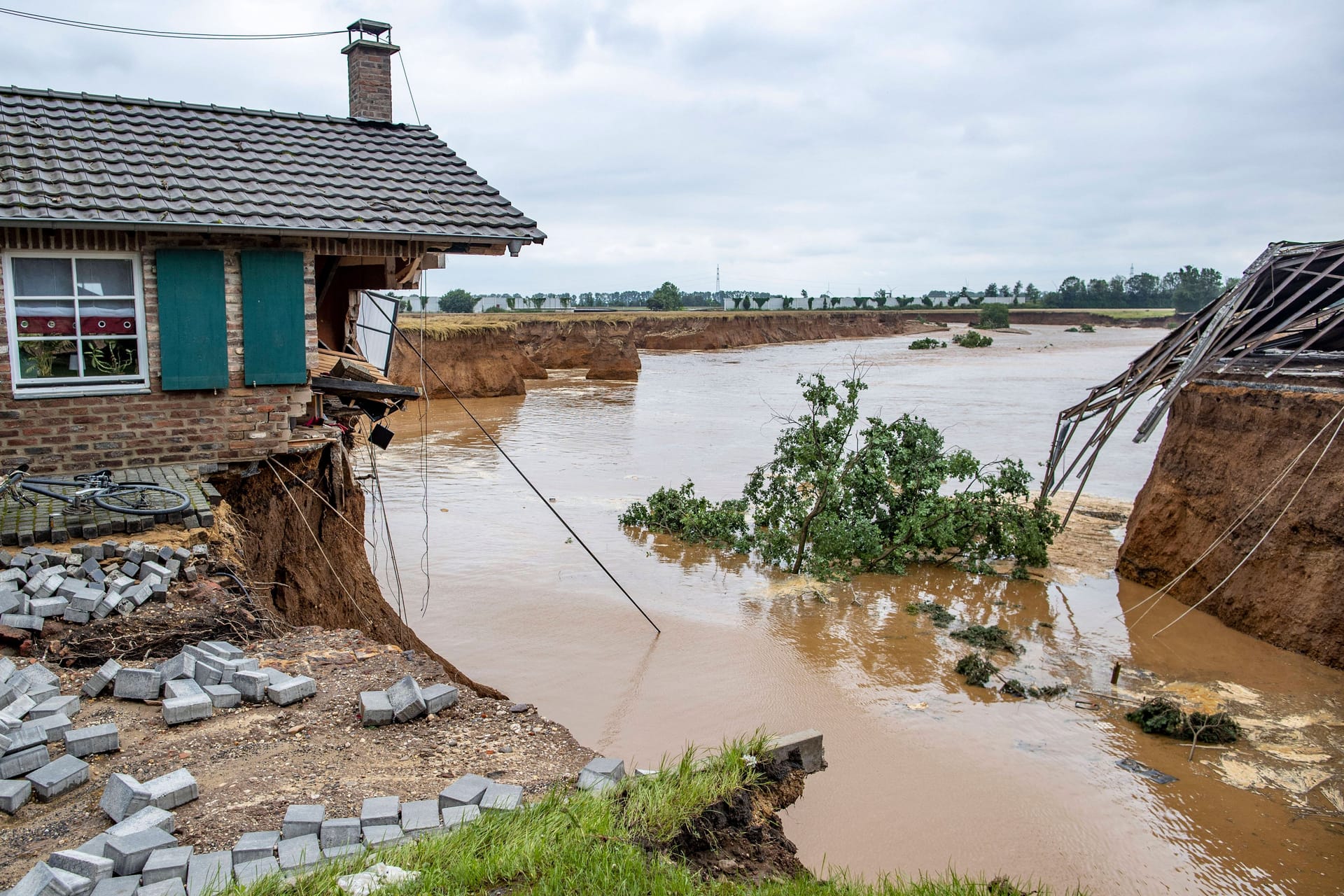 Starkregen, Überschwemmungen und Fluten: Nach Einschätzung des Deutsches Wetterdienstes werden Wetterextreme wie diese mit der anhaltenden Erderwärmung weiter zunehmen. Im Juli 2021 etwa kam es in Teilen Deutschlands zu heftigen Unwettern. Am schlimmsten waren Nordrhein-Westfalen und Rheinland-Pfalz betroffen: Dort starben mehr als 190 Menschen. Die Flut verursachte zudem Sachschäden in Milliardenhöhe. (Hier zu sehen: die Abbruchkante bei der Flutkatastrophe in Erftstadt im Sommer 2021.)