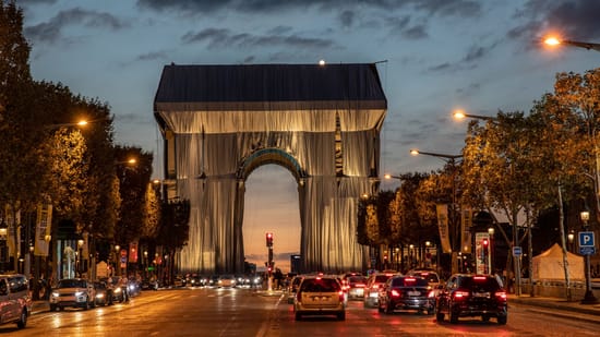 Christo und Jeanne-Claude planten die Verhüllung des Arc de Triomphe, die 2021 verwirklicht wurde.