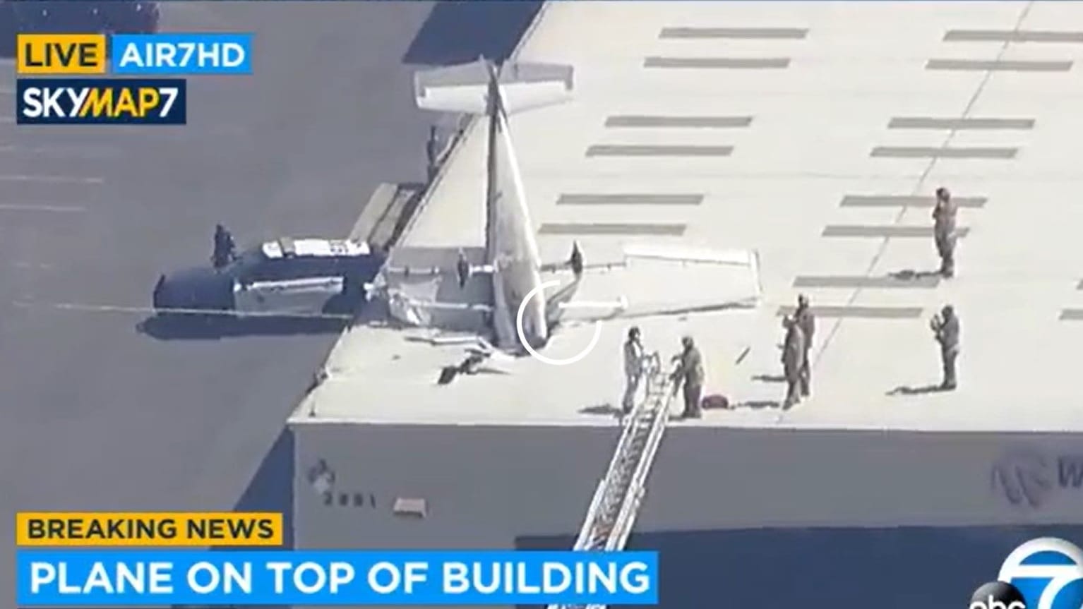 Das abgestürzte Flugzeug in der Nähe der US-Metropole Los Angeles in einem Beitrag des Nachrichtensenders "ABC7". Das abgestürzte Flugzeug in der Nähe der US-Metropole Los Angeles in einem Beitrag des Nachrichtensenders "ABC7".
