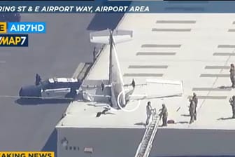 Das abgestürzte Flugzeug in der Nähe der US-Metropole Los Angeles in einem Beitrag des Nachrichtensenders "ABC7".