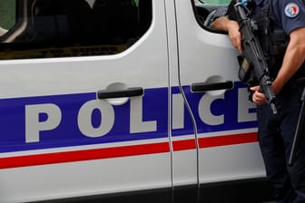 Polizei in Frankreich (Symbolbild): Die Beamten schlugen ein Loch in die Wand.