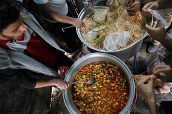 Freiwillige kochen ein Gericht im Jemen (Archivbild): Laut dem UN-Bericht hungern etwa ein dreiviertel Milliarde Menschen auf der Welt.