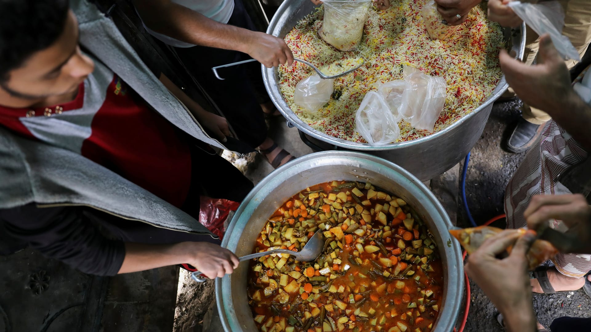Freiwillige kochen ein Gericht im Jemen (Archivbild): Laut dem UN-Bericht hungern etwa ein dreiviertel Milliarde Menschen auf der Welt. Freiwillige kochen ein Gericht im Jemen (Archivbild): Laut dem UN-Bericht hungern etwa ein dreiviertel Milliarde Menschen auf der Welt.