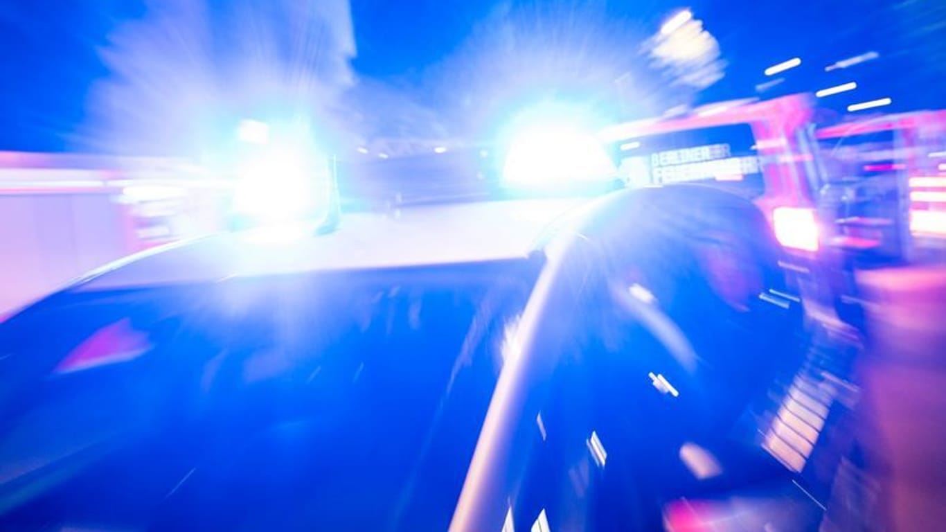 Ein Einsatzwagen der Polizei mit eingeschaltetem Blaulicht