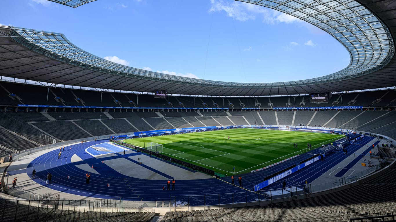 Leeres Olympiastadion: Ob die blaue Laufbahn während der Spiele von Union Berlin abgedeckt wird?