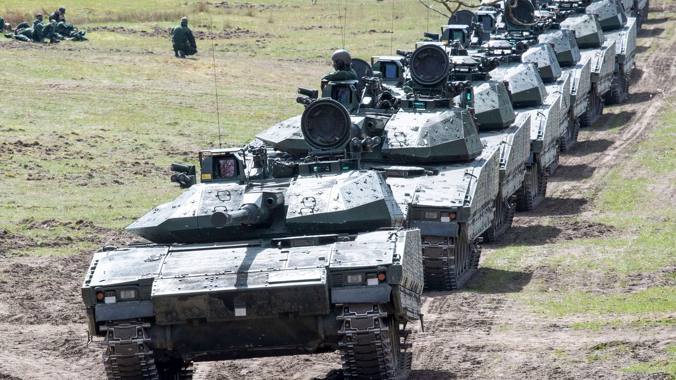 Ukrainische Soldaten bei der Ausbildung in Schweden auf einem Übungsgelände Anfang Mai 2023.